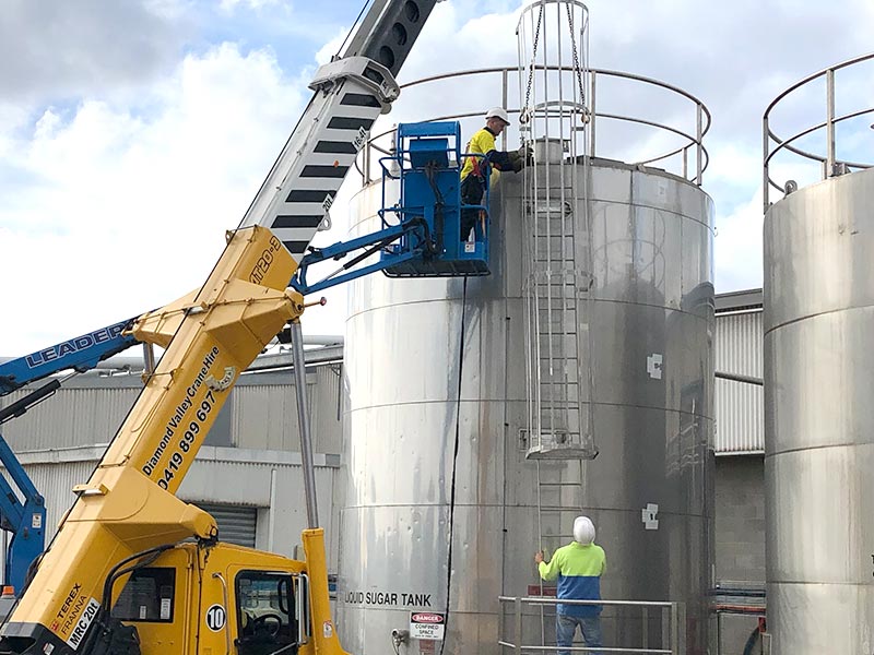 Boom lifts and cherry pickers